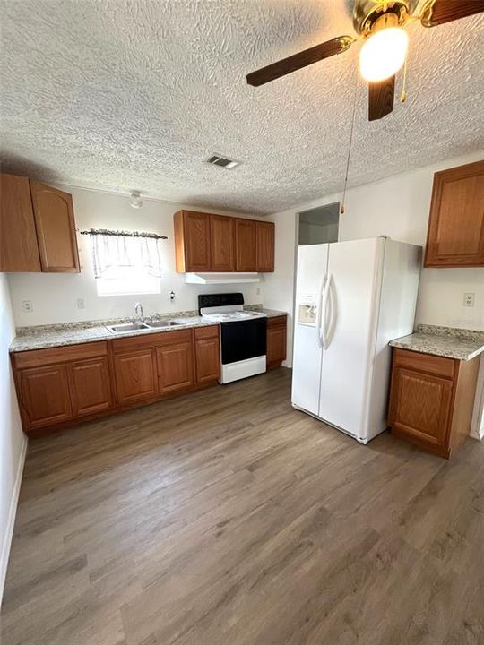 For Sale: $159,900 (2 beds, 2 baths, 896 Square Feet)