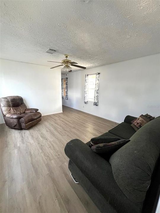 For Sale: $159,900 (2 beds, 2 baths, 896 Square Feet)