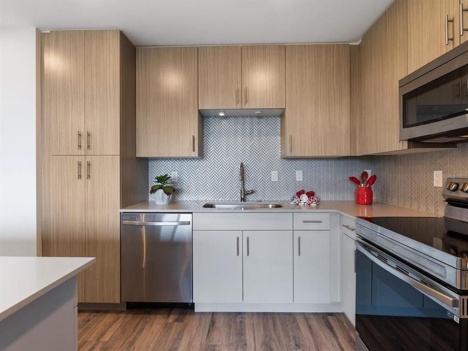 Modern and sleek kitchen, neutral tones