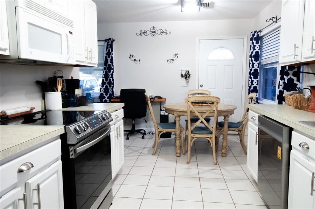 For Sale: $235,000 (2 beds, 1 baths, 880 Square Feet)