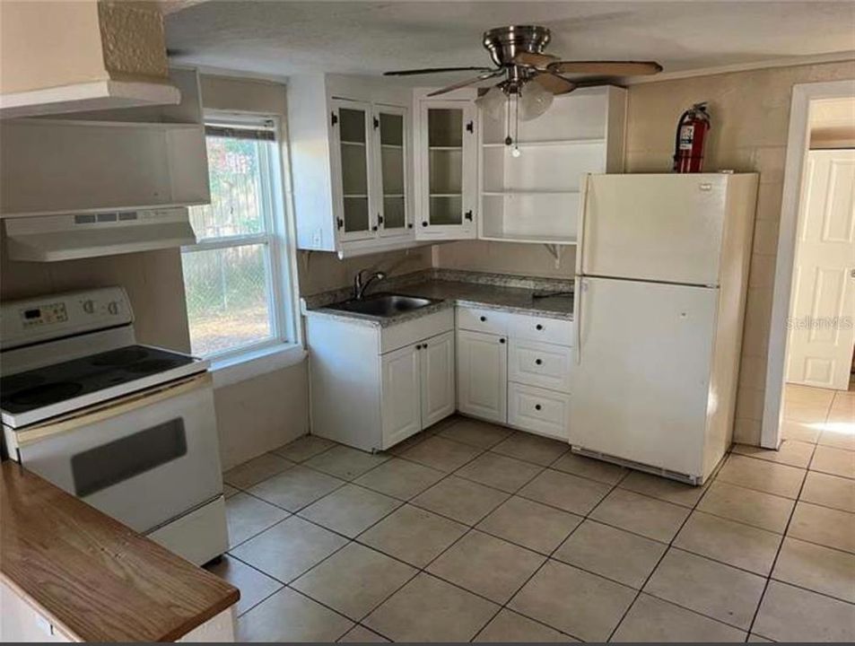 For Sale: $187,000 (2 beds, 1 baths, 841 Square Feet)