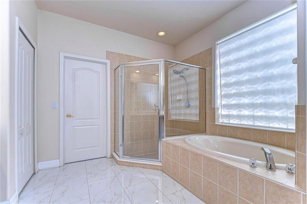 合同活跃: $599,900 (5 贝兹, 3 浴室, 3576 平方英尺)