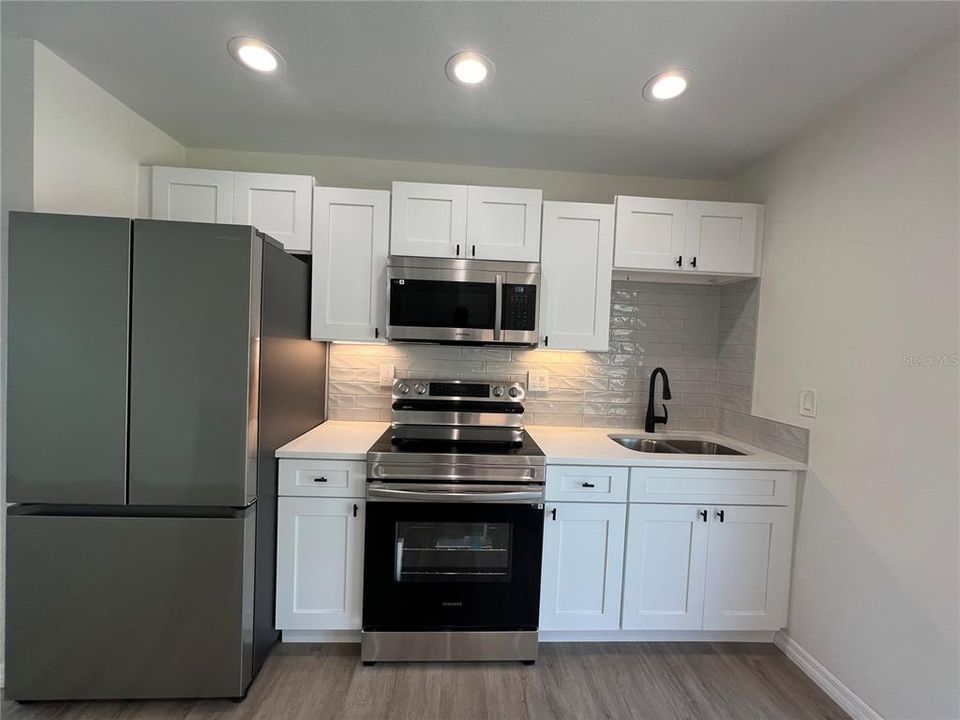 For Sale: $229,900 (2 beds, 1 baths, 672 Square Feet)