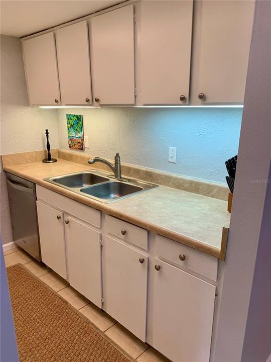Recently Rented: $1,600 (1 beds, 1 baths, 747 Square Feet)