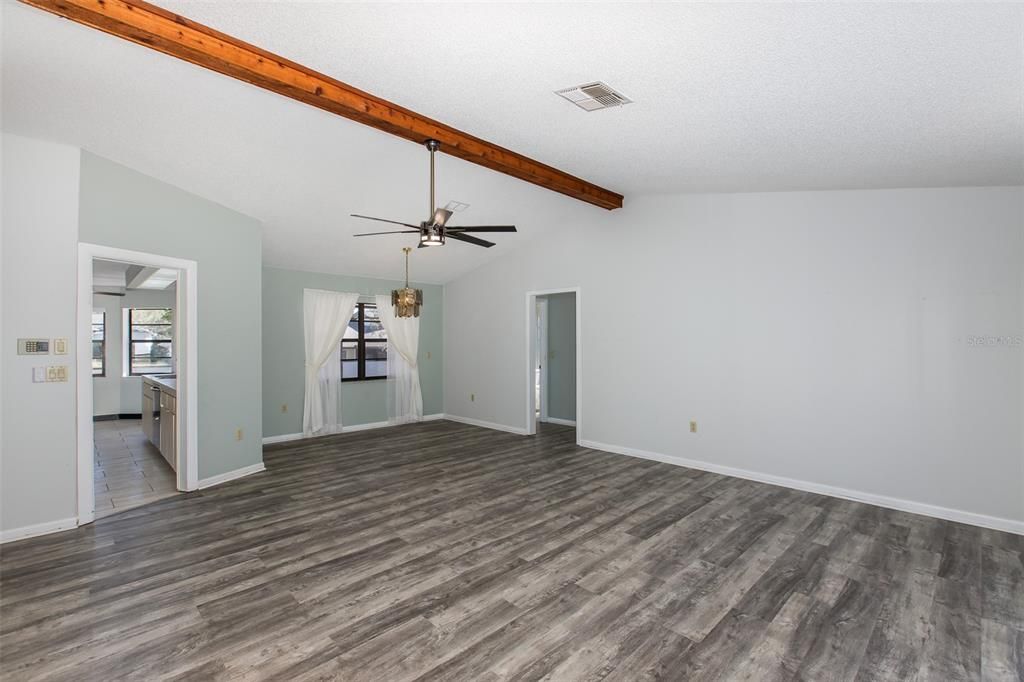 For Sale: $279,900 (2 beds, 2 baths, 1385 Square Feet)
