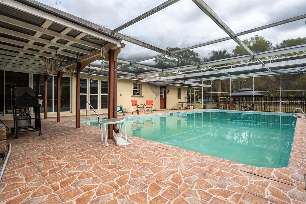 Pool also features a covered Lanai to enjoy the summer