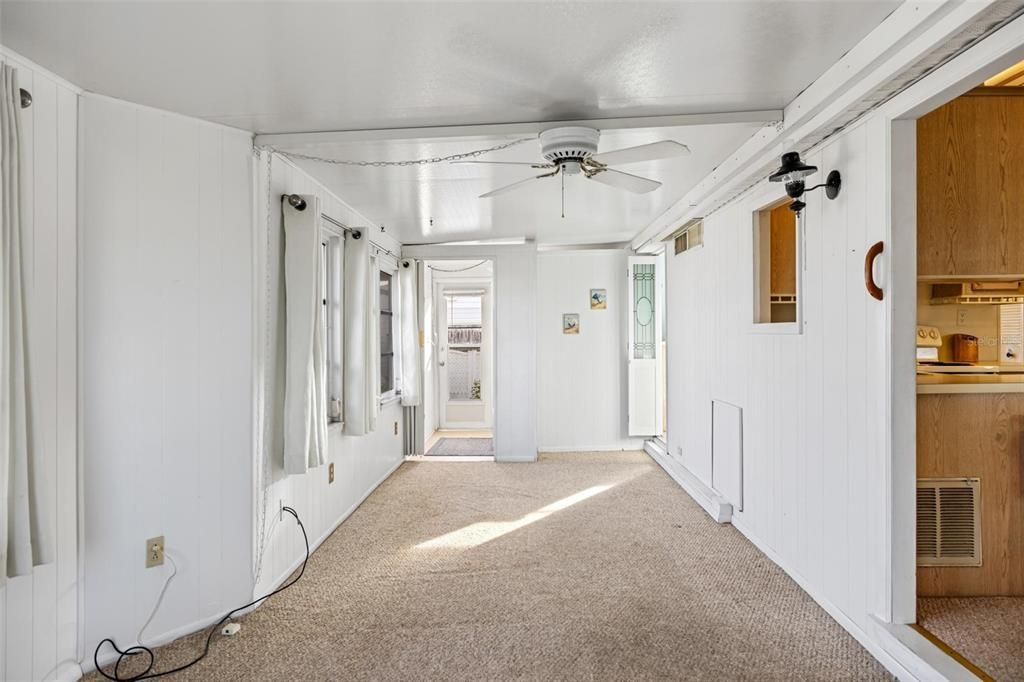 Active With Contract: $92,000 (2 beds, 1 baths, 707 Square Feet)