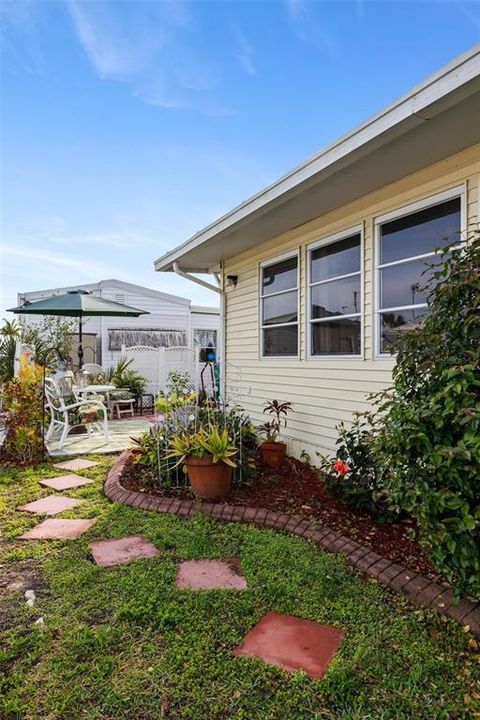Active With Contract: $92,000 (2 beds, 1 baths, 707 Square Feet)