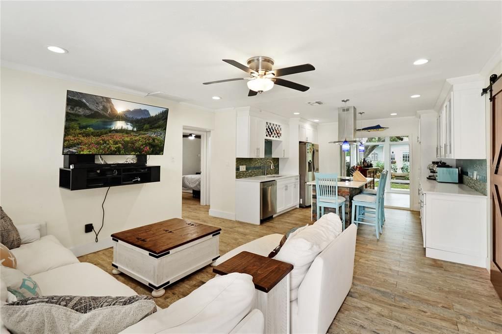Recently Sold: $950,000 (3 beds, 2 baths, 1474 Square Feet)