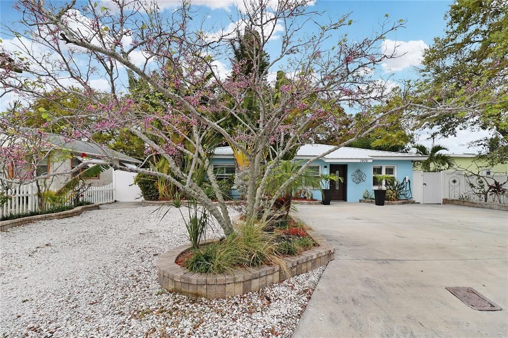 Recently Sold: $950,000 (3 beds, 2 baths, 1474 Square Feet)