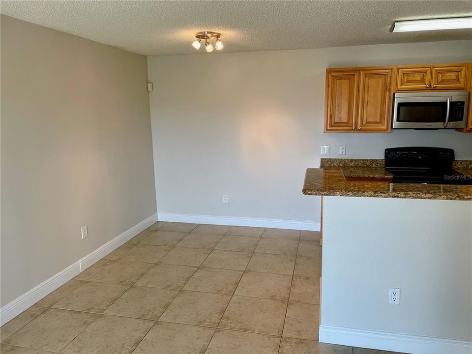 Recently Rented: $1,375 (1 beds, 1 baths, 701 Square Feet)