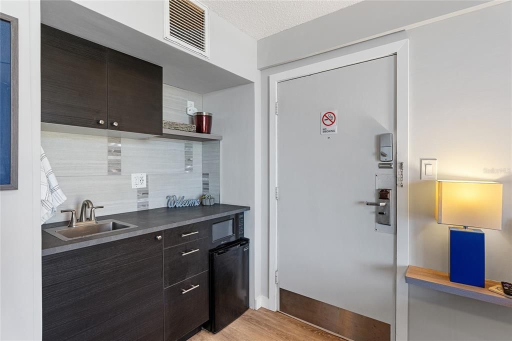 Active With Contract: $149,900 (1 beds, 1 baths, 248 Square Feet)