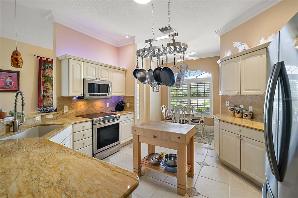Beautifully appointed kitchen