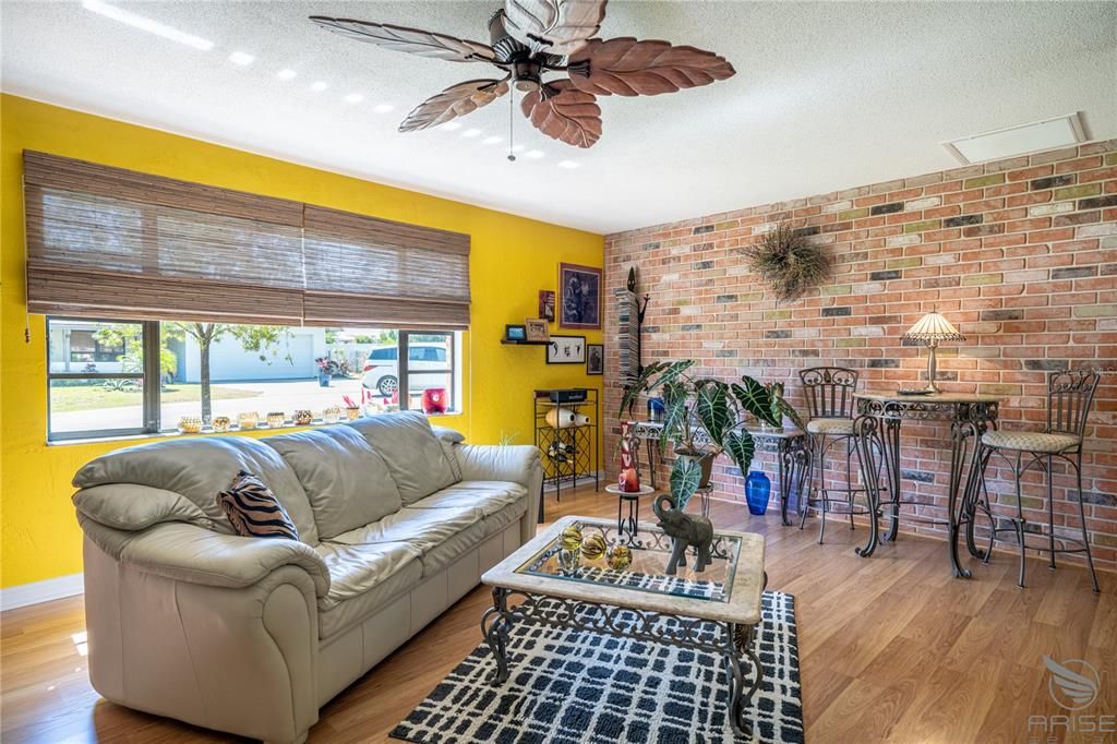 For Sale: $329,000 (2 beds, 2 baths, 1196 Square Feet)