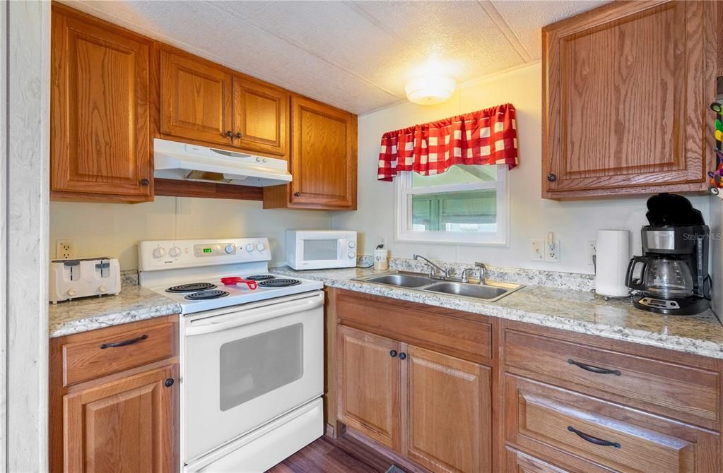 For Sale: $99,500 (2 beds, 1 baths, 700 Square Feet)