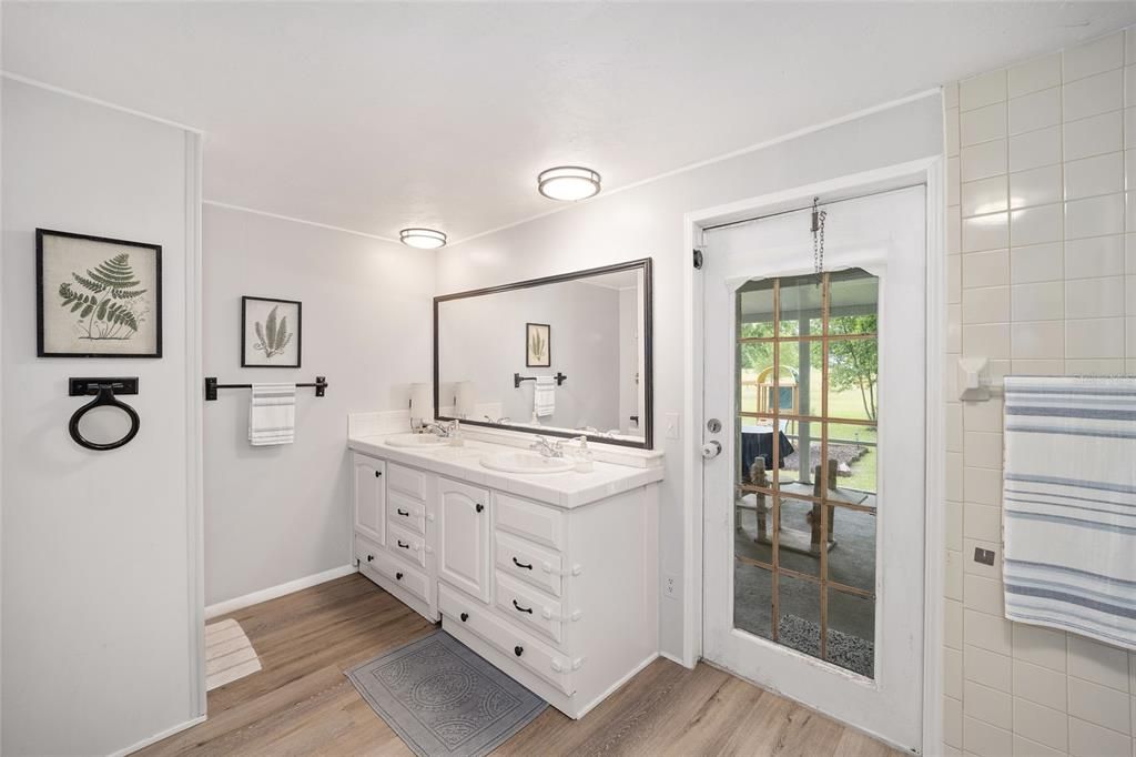 Dual Sinks and Large Vanity