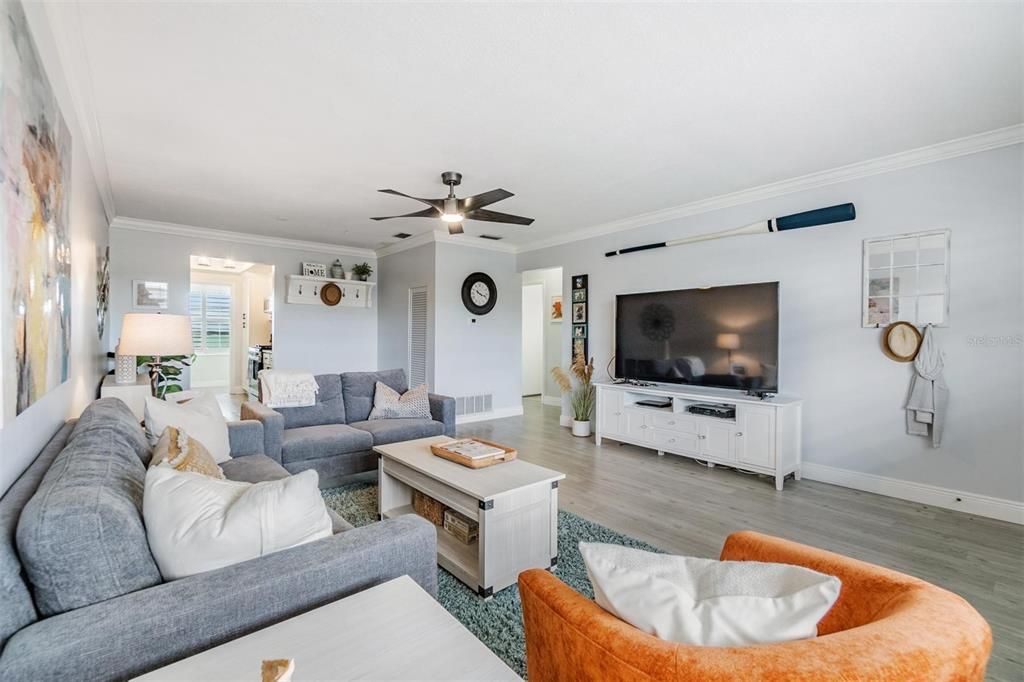 Active With Contract: $365,000 (2 beds, 2 baths, 961 Square Feet)