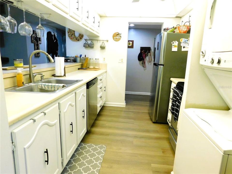 For Sale: $149,000 (2 beds, 2 baths, 1120 Square Feet)