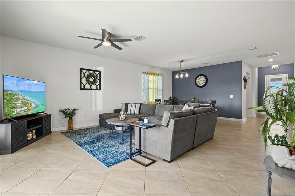 Active With Contract: $639,000 (3 beds, 3 baths, 1836 Square Feet)