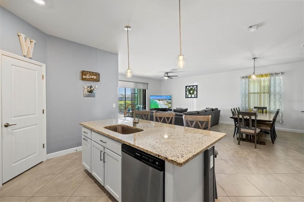 Active With Contract: $639,000 (3 beds, 3 baths, 1836 Square Feet)