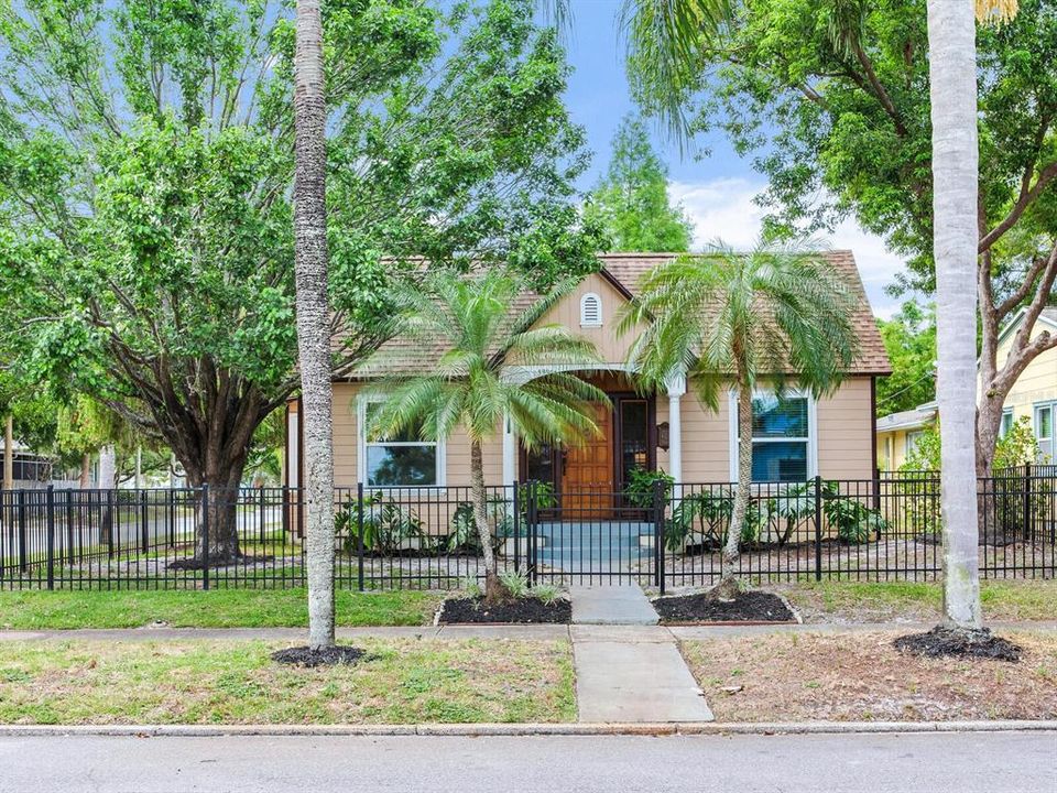 Active With Contract: $600,000 (2 beds, 2 baths, 1469 Square Feet)