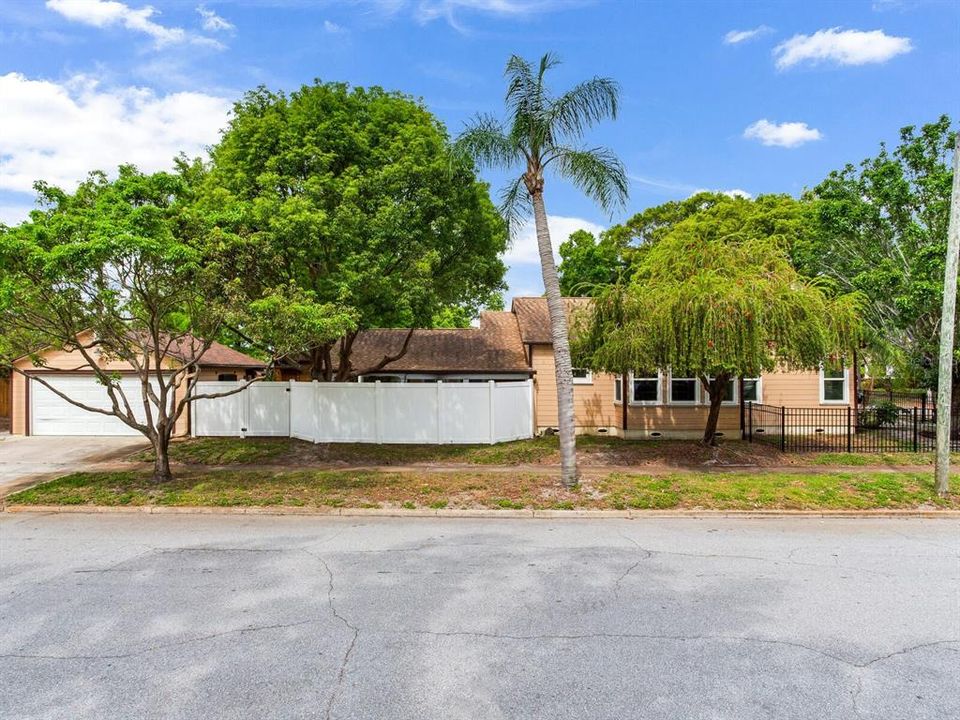 Active With Contract: $600,000 (2 beds, 2 baths, 1469 Square Feet)