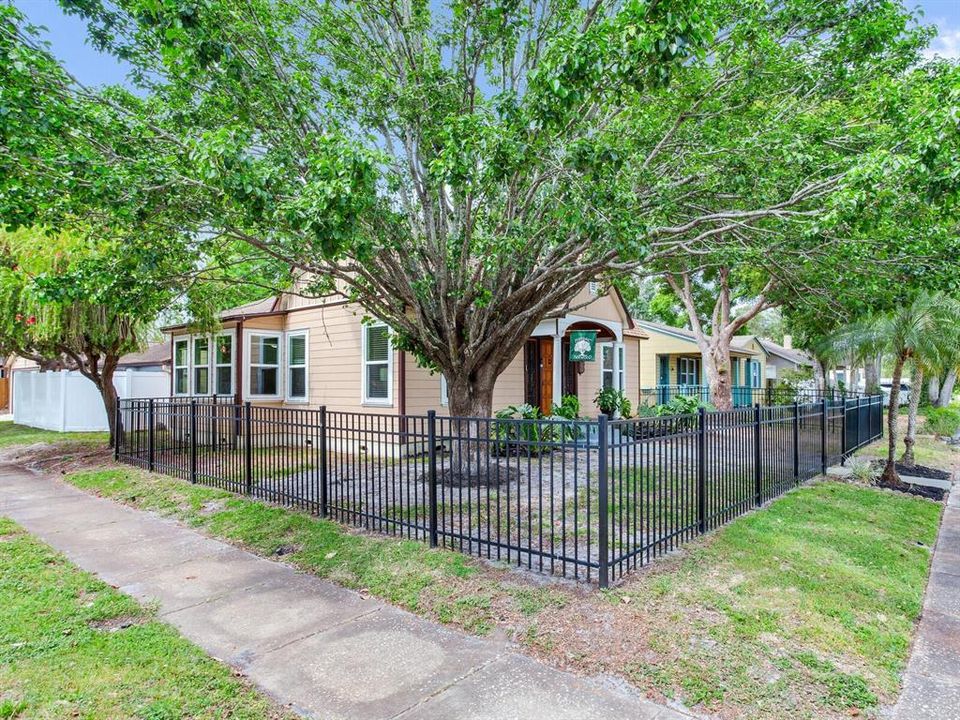 Active With Contract: $600,000 (2 beds, 2 baths, 1469 Square Feet)