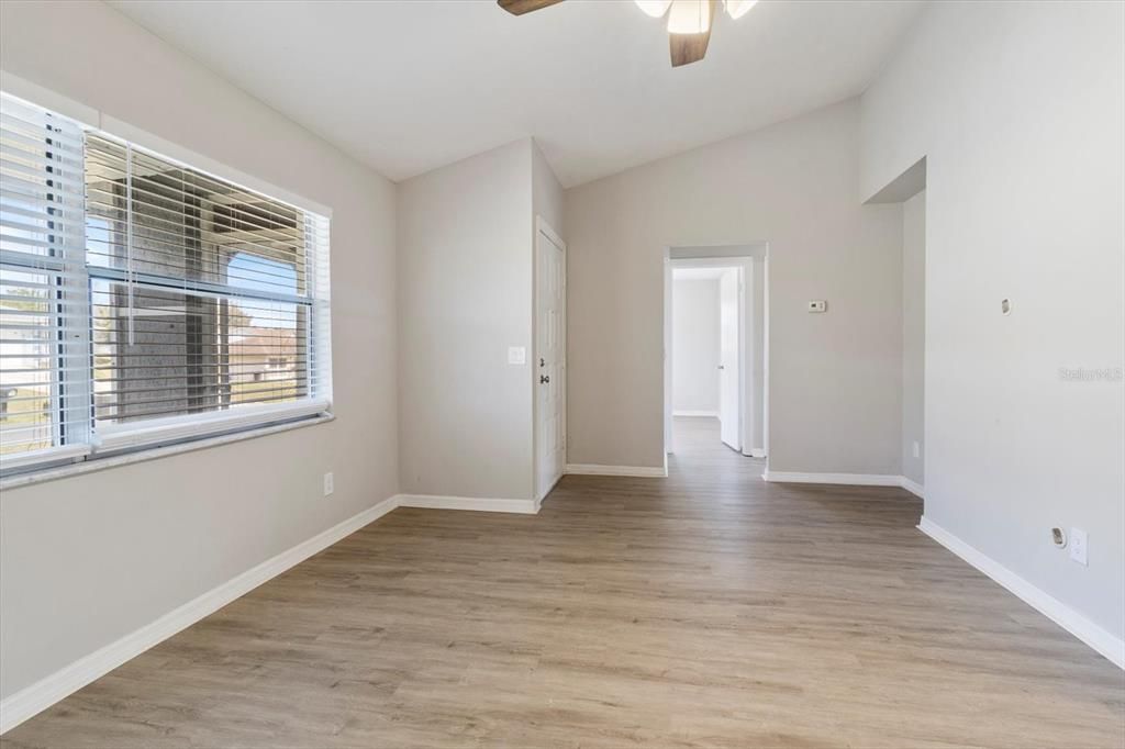 Active With Contract: $199,000 (2 beds, 1 baths, 868 Square Feet)