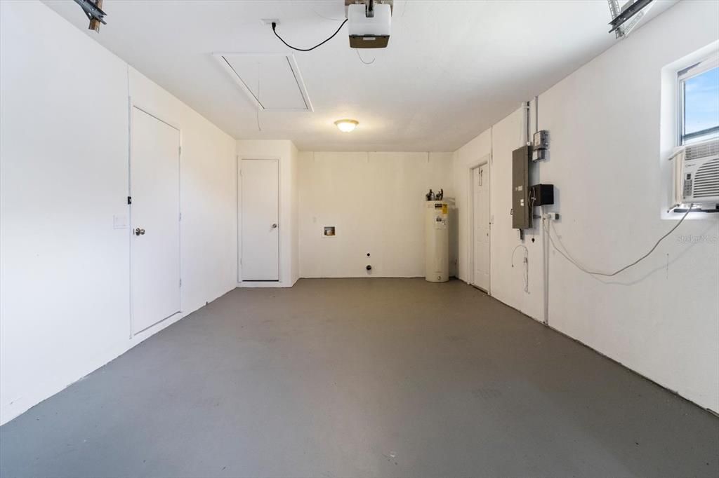 Active With Contract: $199,000 (2 beds, 1 baths, 868 Square Feet)