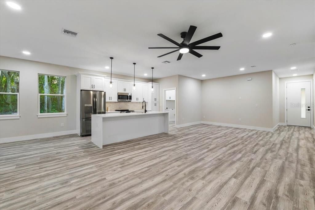 Recently Sold: $385,000 (3 beds, 2 baths, 1544.6 Square Feet)