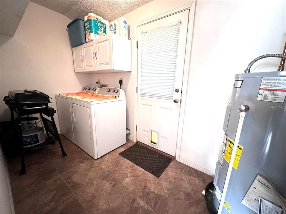 LAUNDRY ROOM WITH EXT DOOR TO BACK PATIO