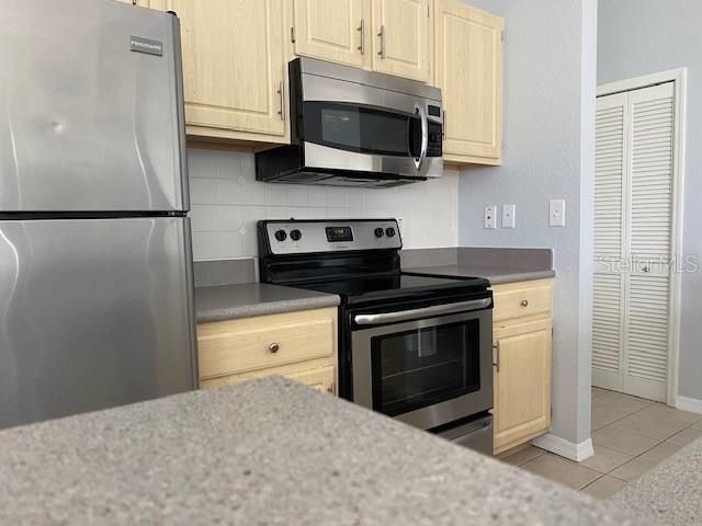 Recently Sold: $205,000 (1 beds, 1 baths, 747 Square Feet)