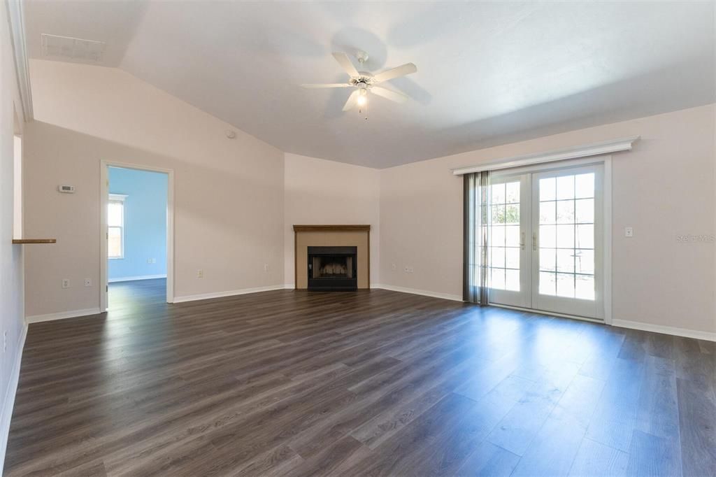 Recently Sold: $329,000 (3 beds, 2 baths, 1404 Square Feet)