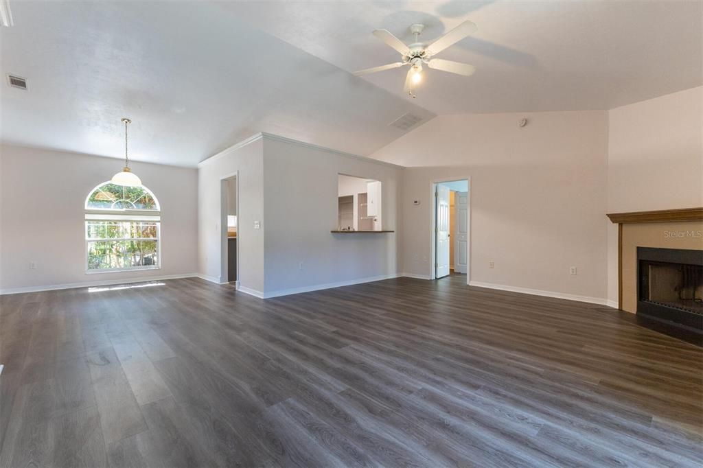 Recently Sold: $329,000 (3 beds, 2 baths, 1404 Square Feet)