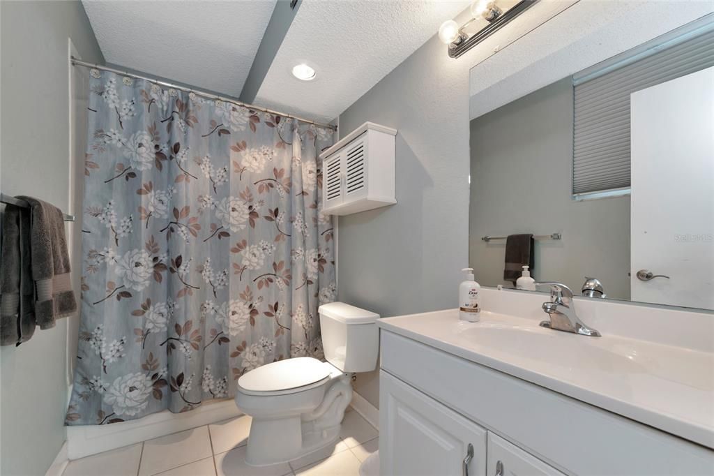 Active With Contract: $199,000 (2 beds, 2 baths, 866 Square Feet)
