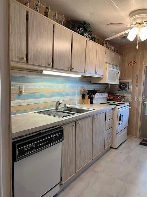 For Sale: $127,500 (2 beds, 2 baths, 1008 Square Feet)