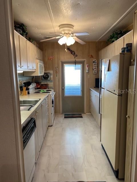 For Sale: $127,500 (2 beds, 2 baths, 1008 Square Feet)