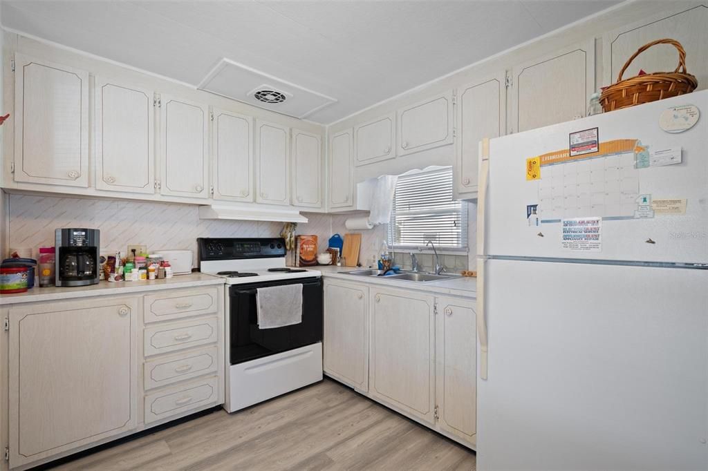 Recently Sold: $100,000 (1 beds, 1 baths, 736 Square Feet)