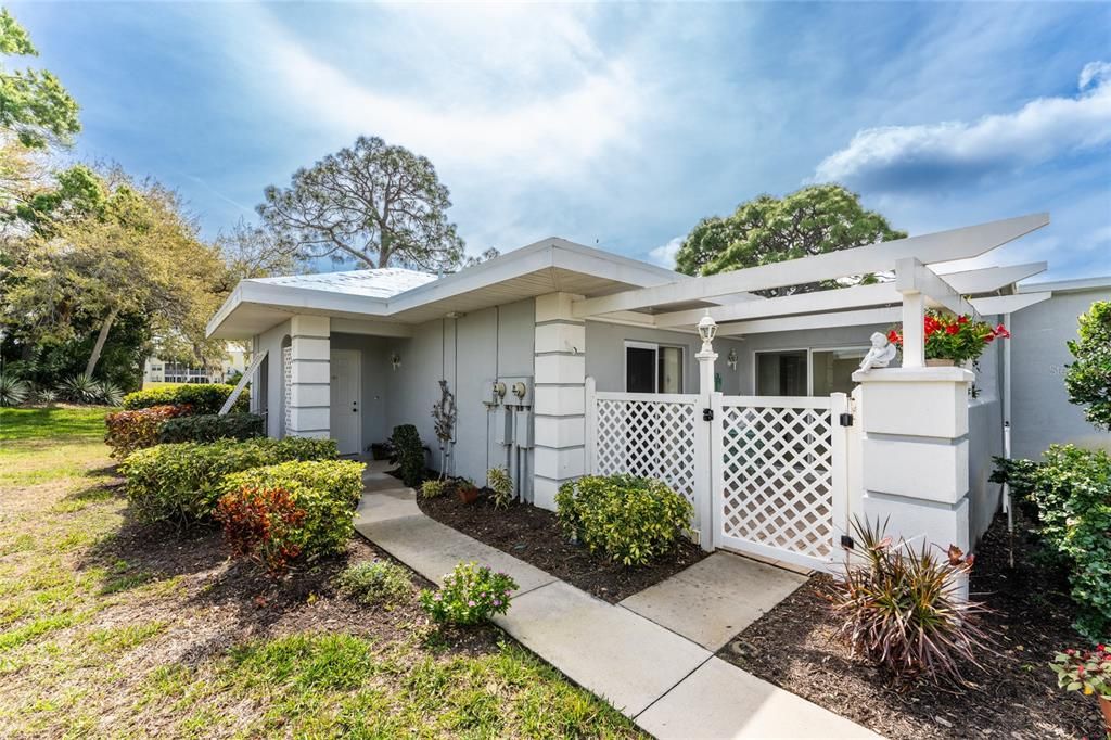 Active With Contract: $299,900 (2 beds, 2 baths, 1295 Square Feet)