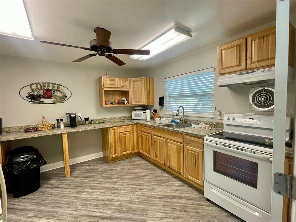 For Sale: $169,900 (2 beds, 2 baths, 930 Square Feet)