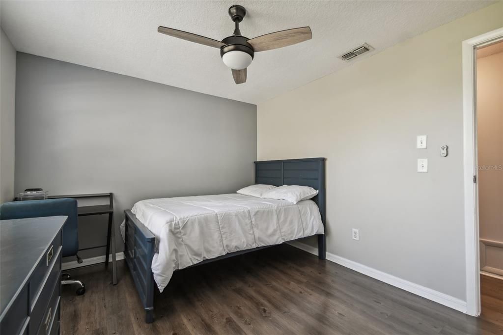 For Sale: $225,000 (2 beds, 2 baths, 915 Square Feet)