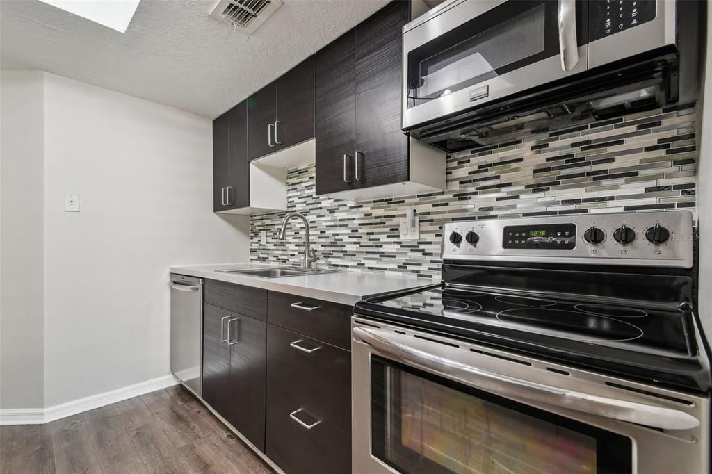 For Sale: $225,000 (2 beds, 2 baths, 915 Square Feet)