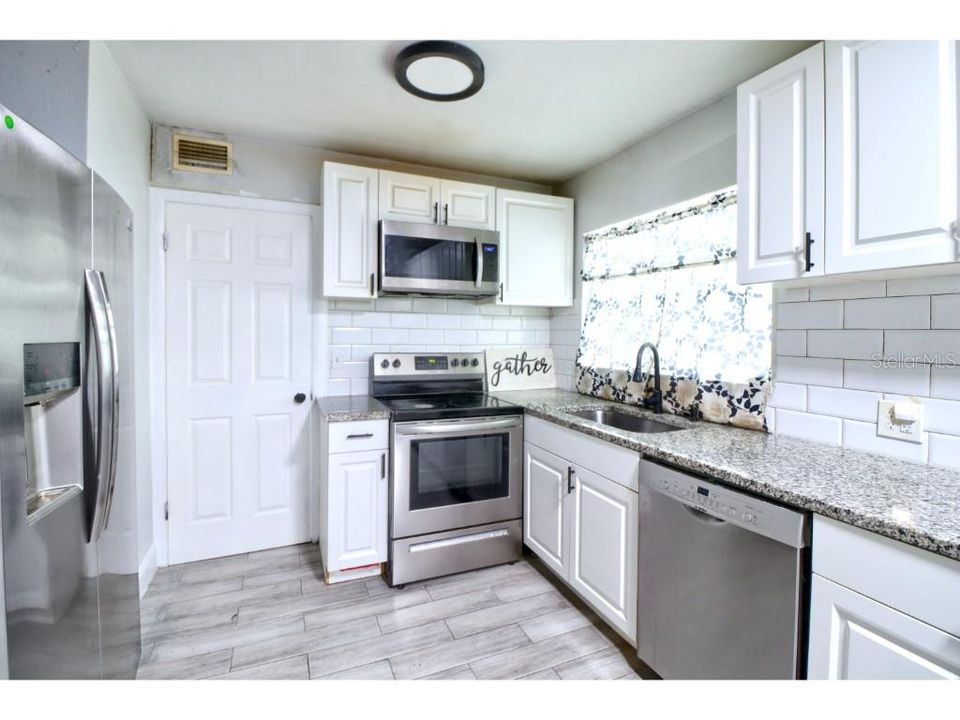 For Sale: $338,000 (4 beds, 2 baths, 1721 Square Feet)