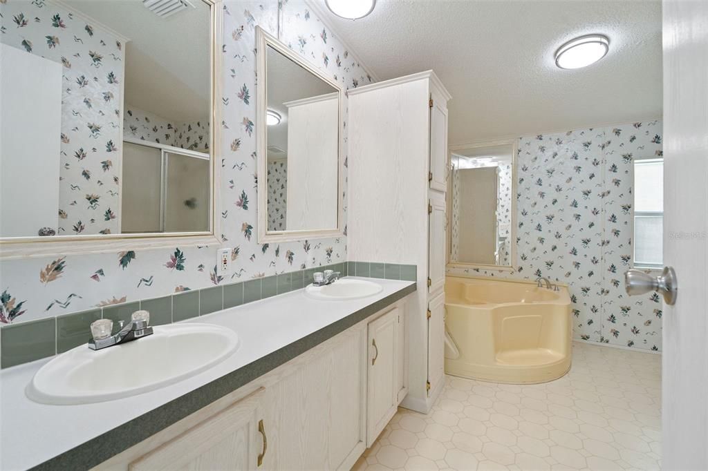 Master En-suite bath with dual sinks, garden tub, & separate shower.