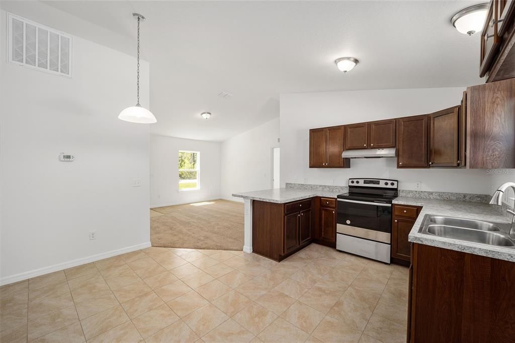 Active With Contract: $214,900 (3 beds, 2 baths, 1003 Square Feet)