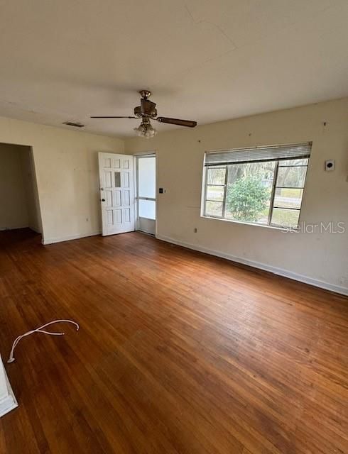 Active With Contract: $190,000 (2 beds, 1 baths, 915 Square Feet)