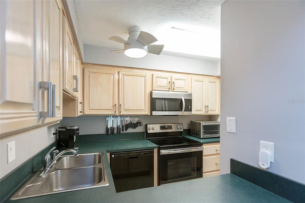 For Sale: $328,000 (2 beds, 2 baths, 1062 Square Feet)