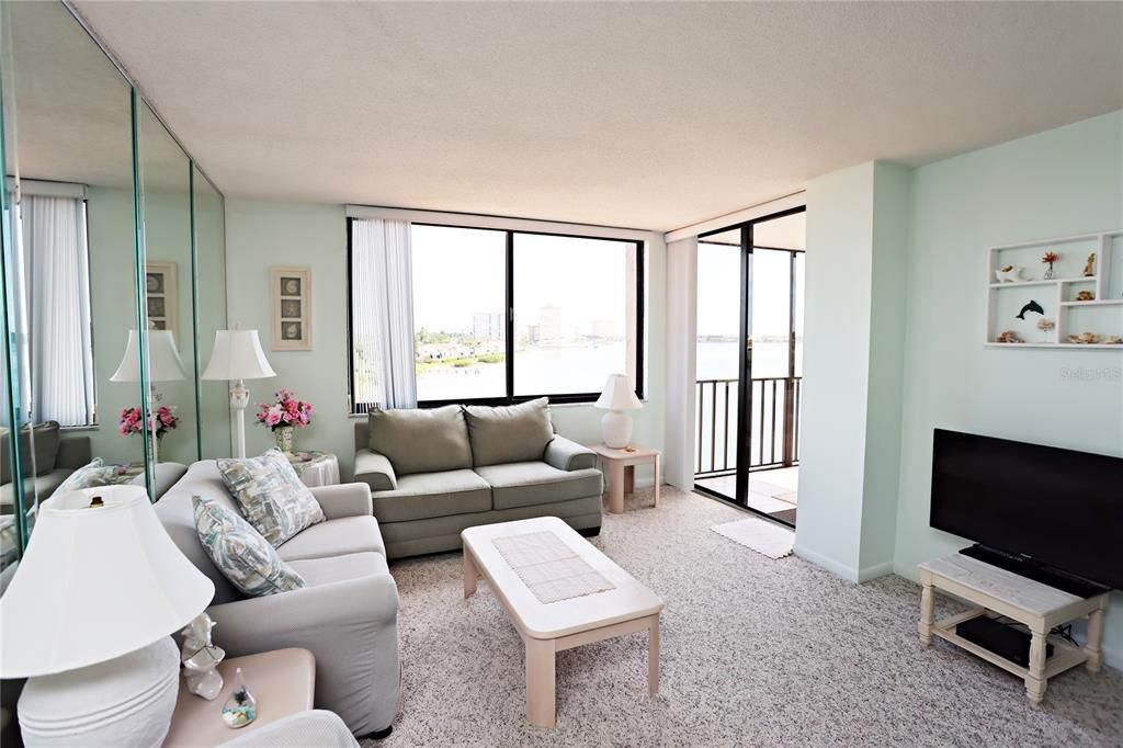 Active With Contract: $304,000 (1 beds, 1 baths, 780 Square Feet)