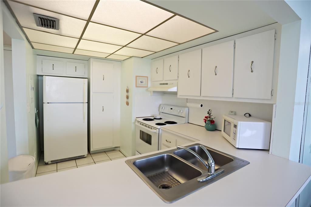 Active With Contract: $304,000 (1 beds, 1 baths, 780 Square Feet)