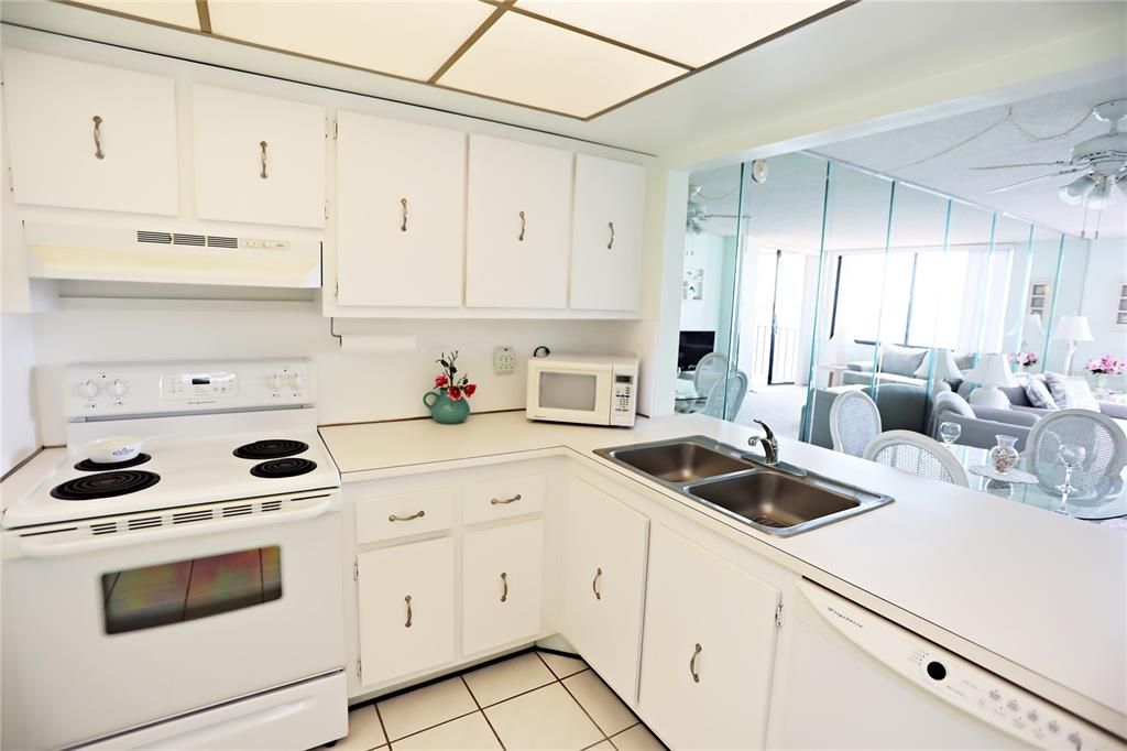 Active With Contract: $304,000 (1 beds, 1 baths, 780 Square Feet)